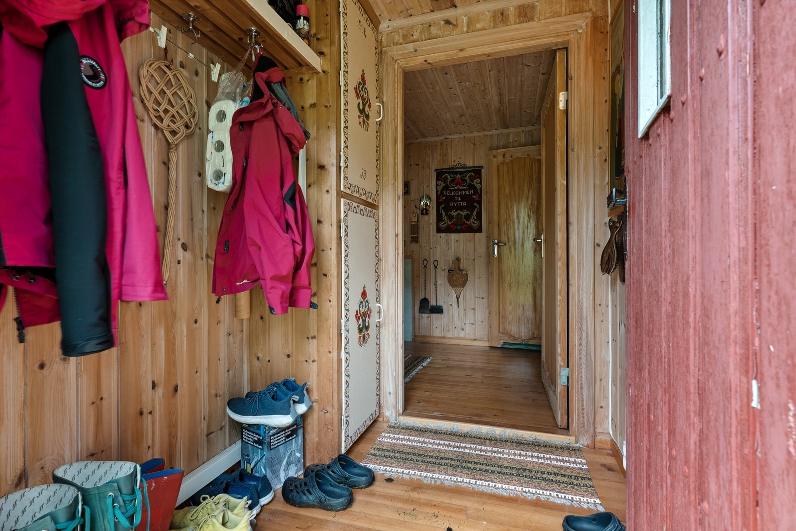 Entré i hytta. Galleribilde