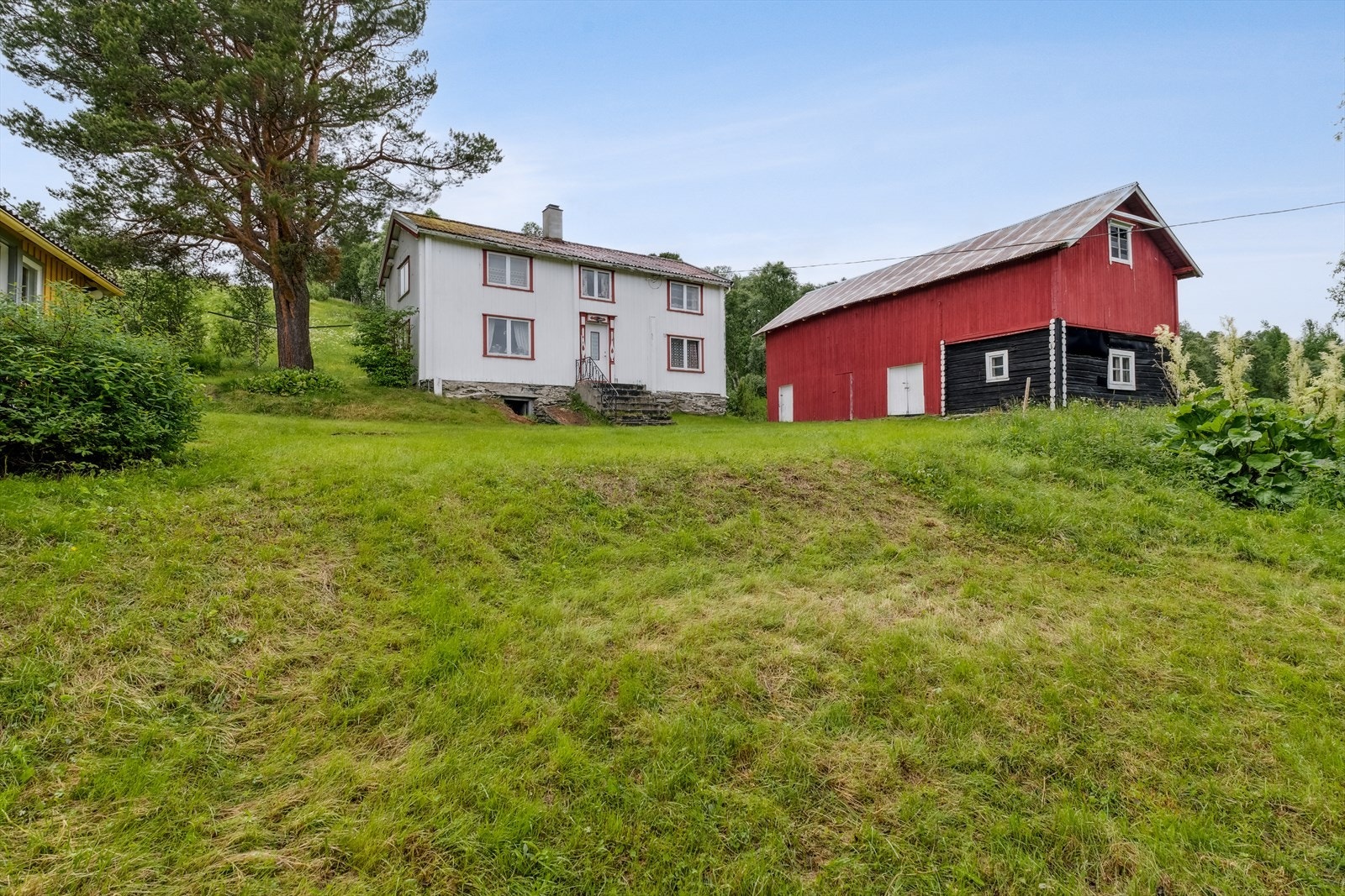 Innholdsrik bygningsmasse bestående av våningshus, hytte, sommerstue, fjøs, uthus og sommerfjøs. Galleribilde
