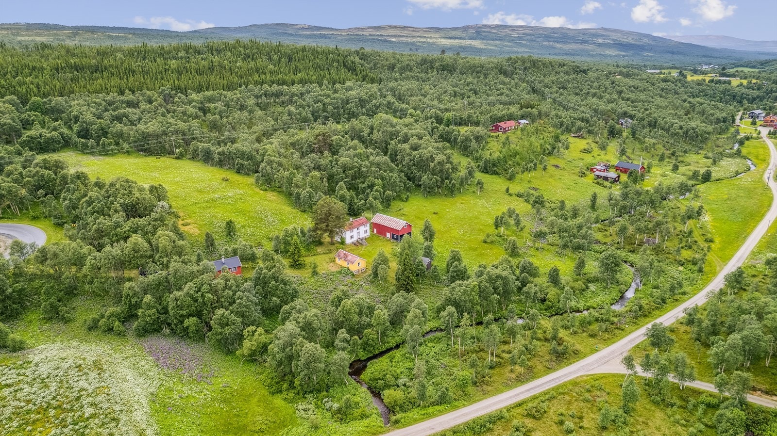 Eiendommen ligger skjermet til med avkjøring fra Skanckebakken ca 700 meter fra Glåmos sentrum. Galleribilde