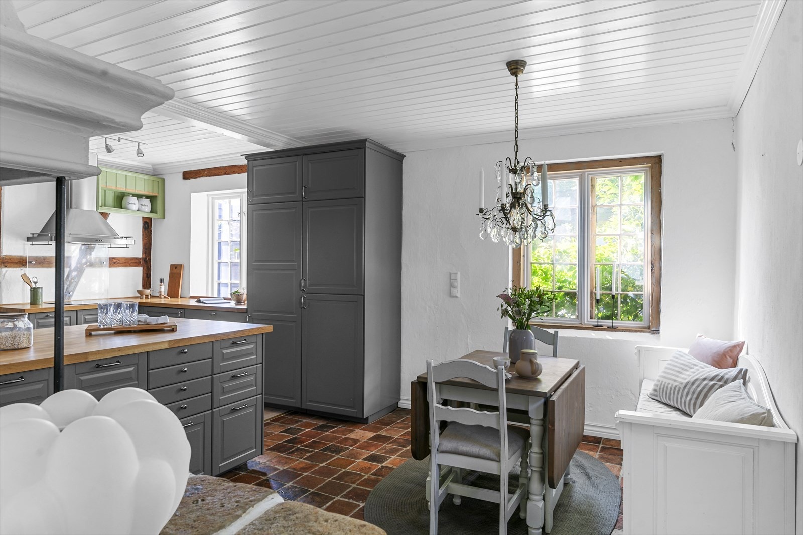 Det er plass til en spisegruppe, vinduene er store og takhøyden god. Galleribilde