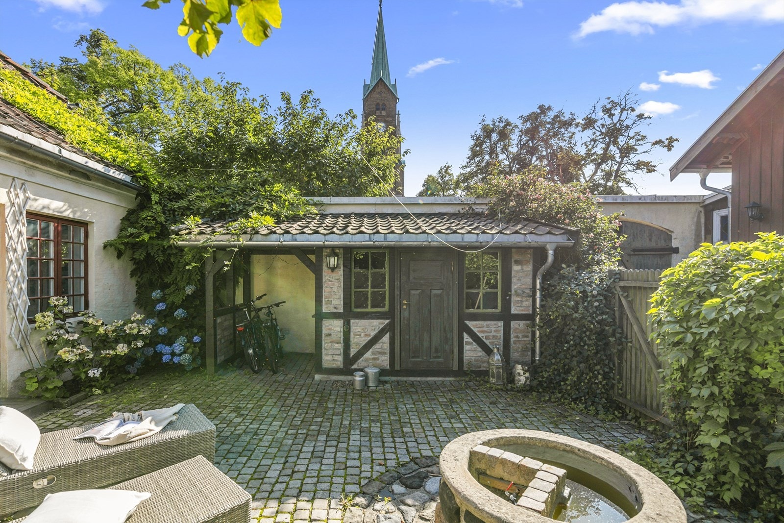 Særdeles sjarmerende utekjøkken og bod i bakhagen. Galleribilde