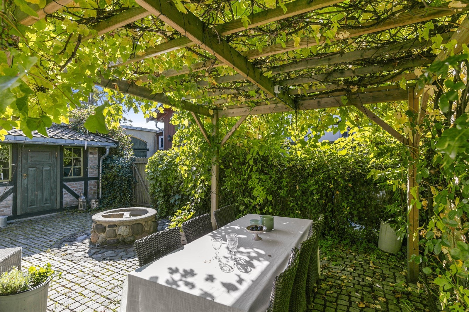 Pergolaen er svært hyggelig og øker antall timer man kan nyte livet utendørs. Galleribilde