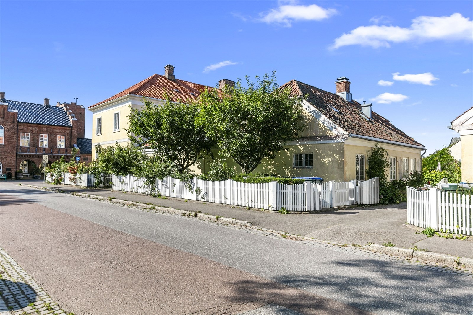 Her bor man i fredelige og frodige omgivelser med kort avstand til strand og nydelige turmuligheter! Om sommeren kan man ta på seg badekåpen og rusle bort til Vollane for et bad. Galleribilde