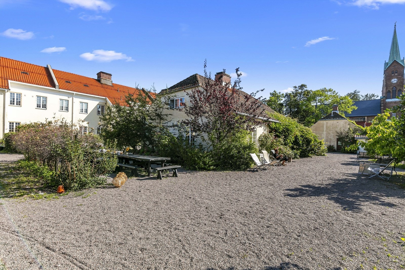 Borettslaget har en sjarmerende, idyllisk og særdeles hyggelig felles bakgård! Galleribilde
