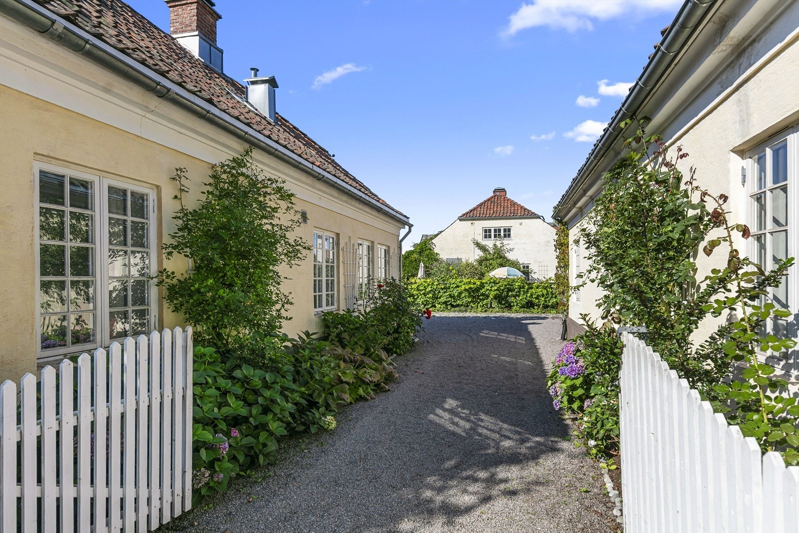 Her får du bo i historiske og frodige omgivelser med blomstrende kirsebærtrær, i et prisbelønnet hageanlegg og omringet av teglsteinshus i samme byggestil. Galleribilde