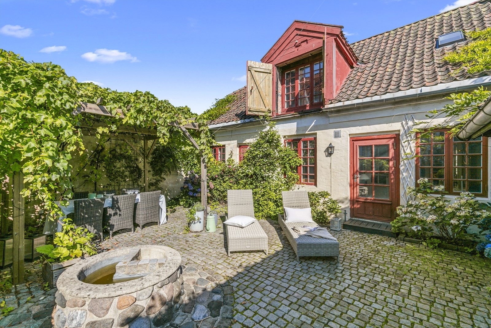 Nordvik eiendomsmegling ønsker deg velkommen til Kaja Eides vei 2 - et nydelig bryggerhus i hjertet av Karljohansvern. Galleribilde