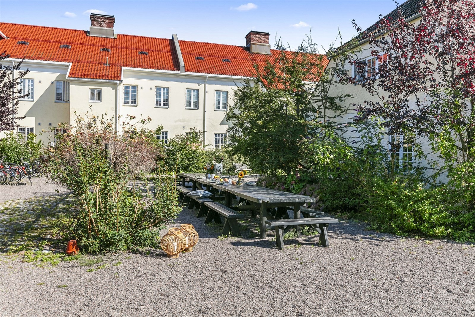 Det finnes flere sittegrupper, og langbordet med plass til 30-40 personer kan reserveres - eks om man skal ha et større selskap. Galleribilde