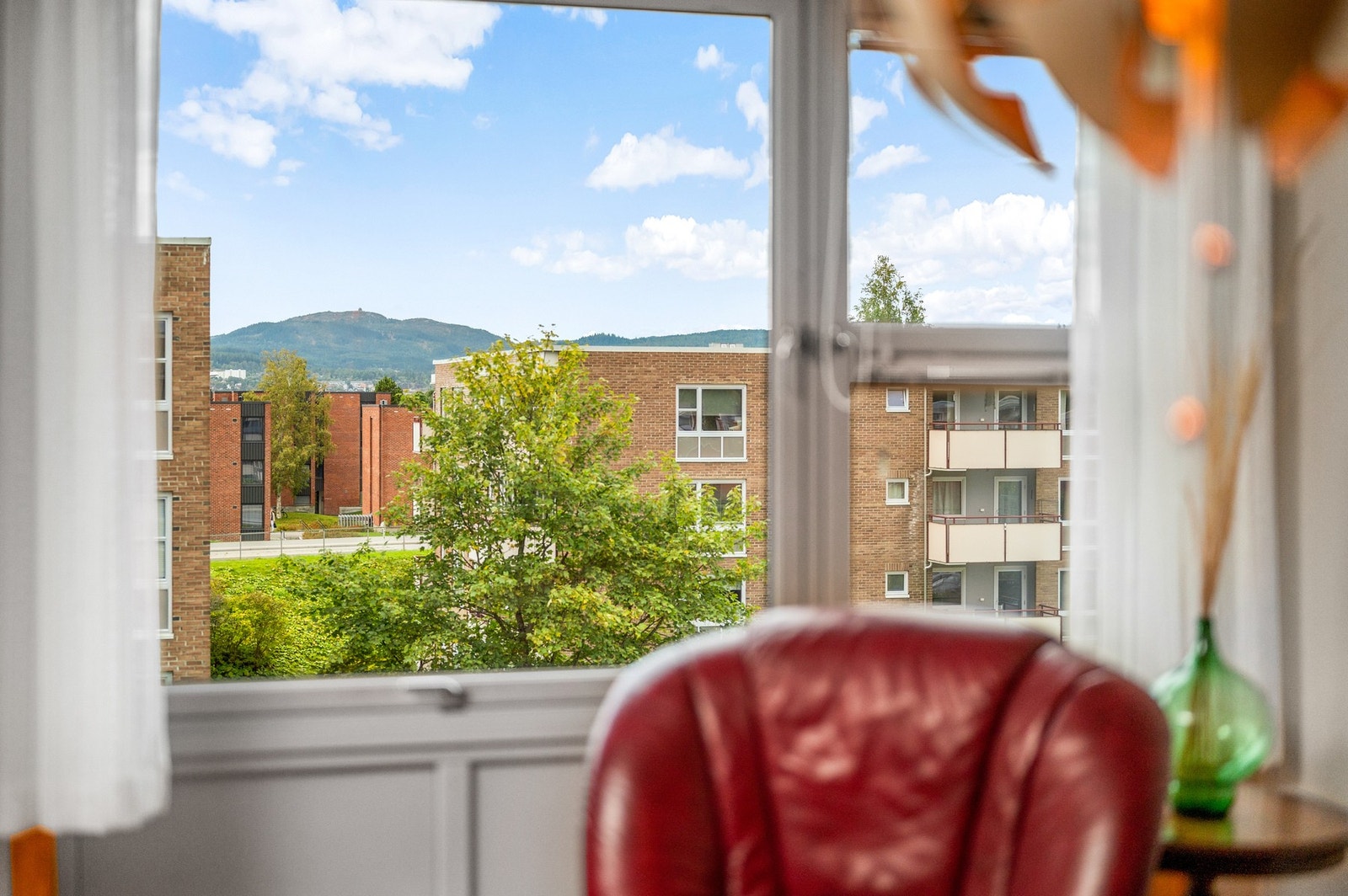 Fra stuen er det utgang til vestvendt balkong og utsikt mot Gråkallen. Galleribilde