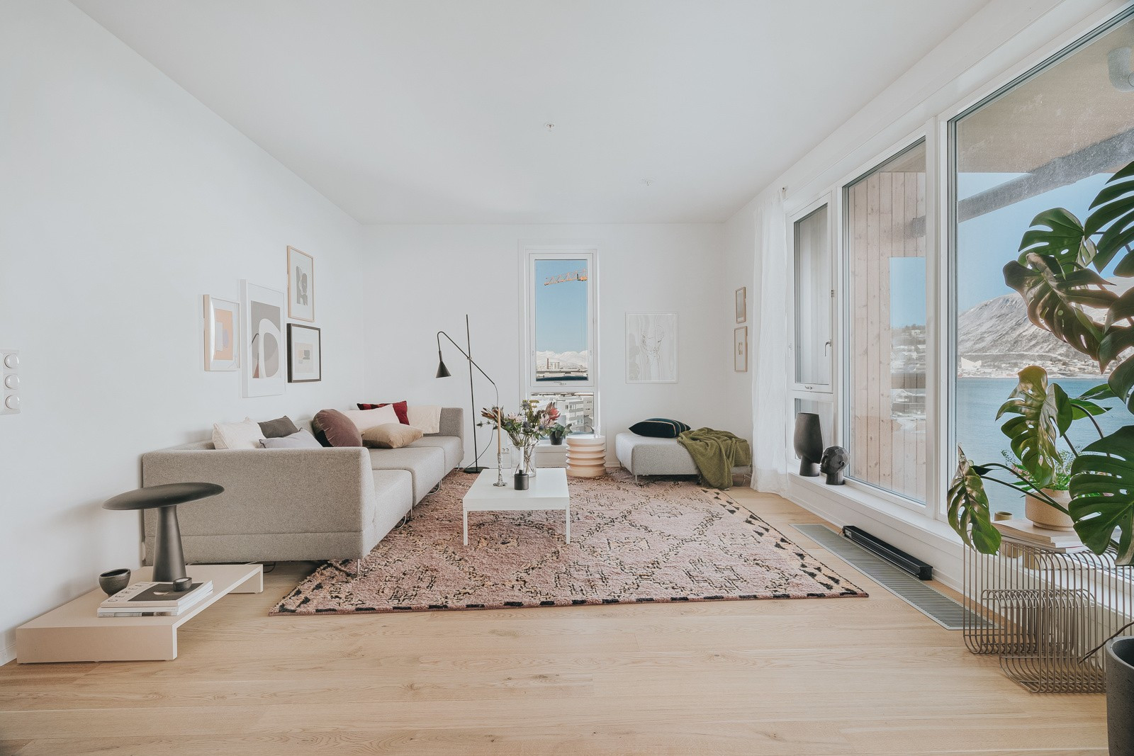 Stuen har god plass for innredning og her er det flere muligheter for å etablere sosiale soner.