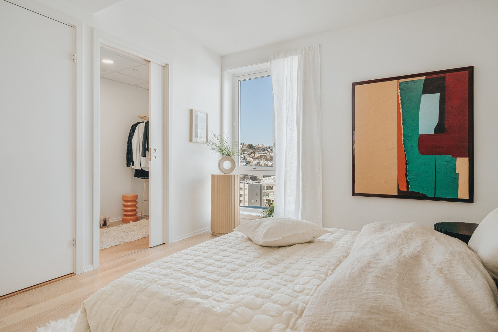 Soverommet har eget toalettrom og walk-in closet tilknyttet.