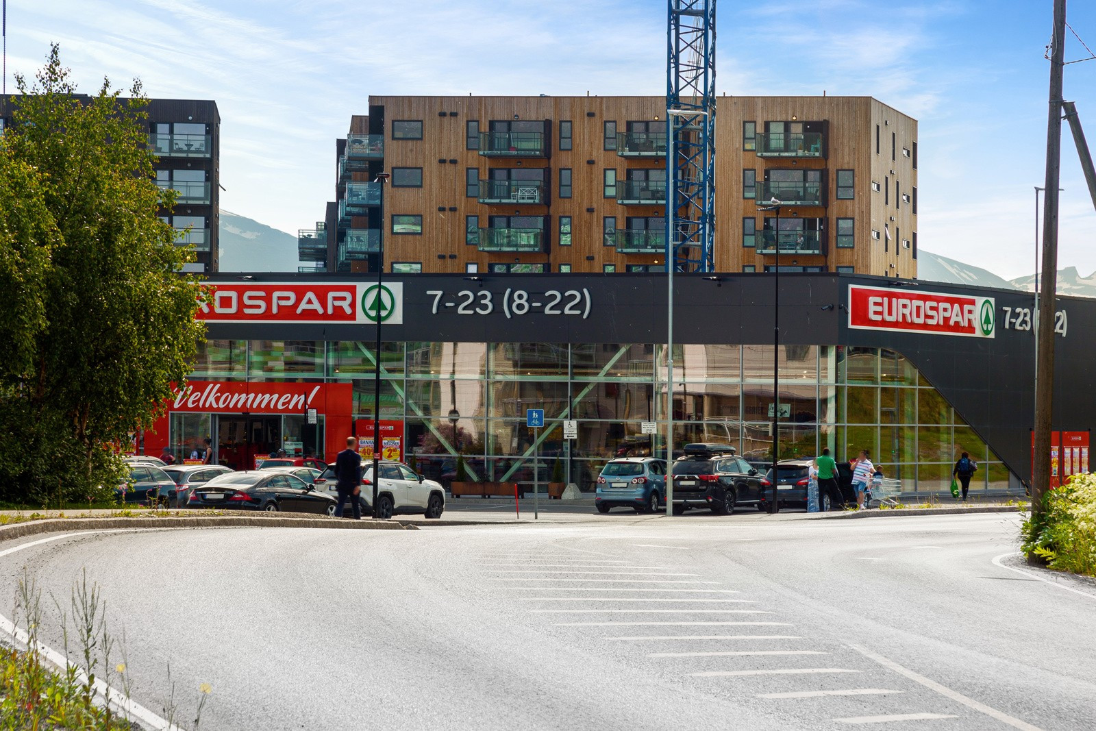 Her har man umiddelbar nærhet til flere dagligvarebutikker, apotek og treningssenter.