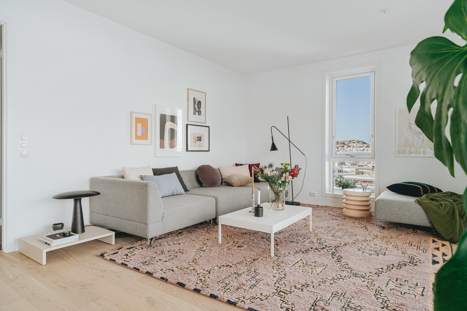 Her kan du enkelt møblere i soner med både spisegruppe, sofa, tv m.v.