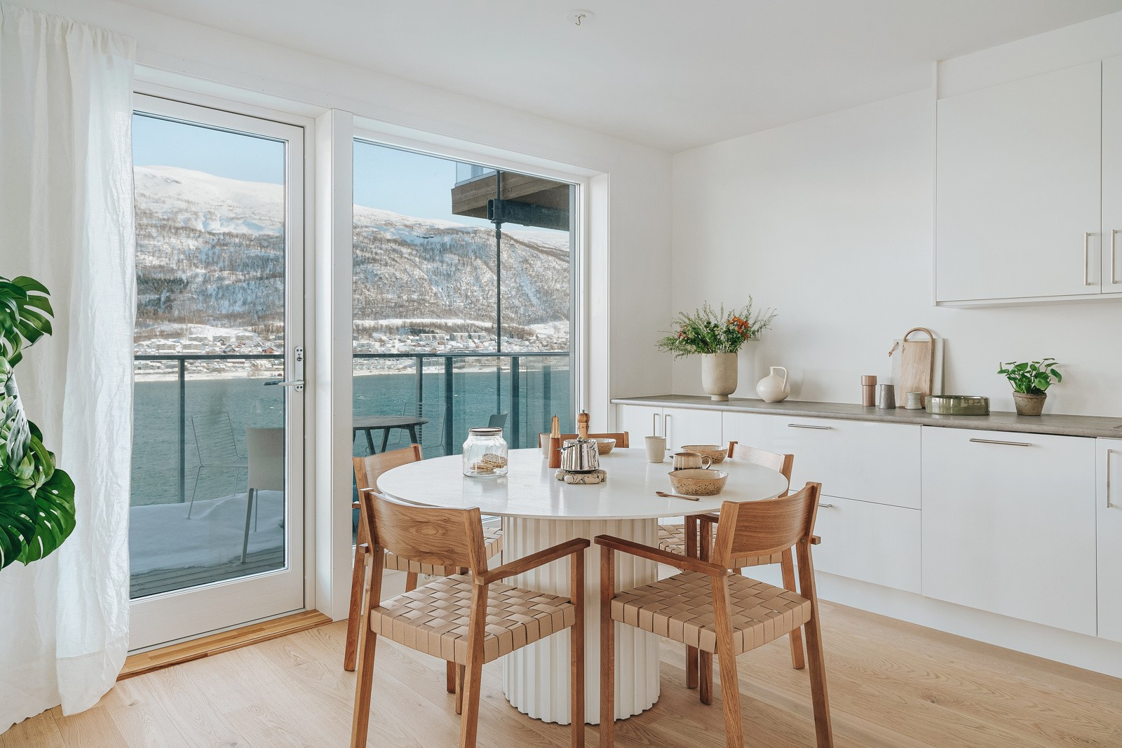 Spisebordet har sin naturlige plass like ved kjøkkenet.