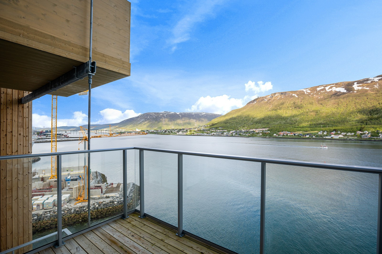Verandaen byr på den samme fantastiske utsikten som du har fra stue og kjøkken.
