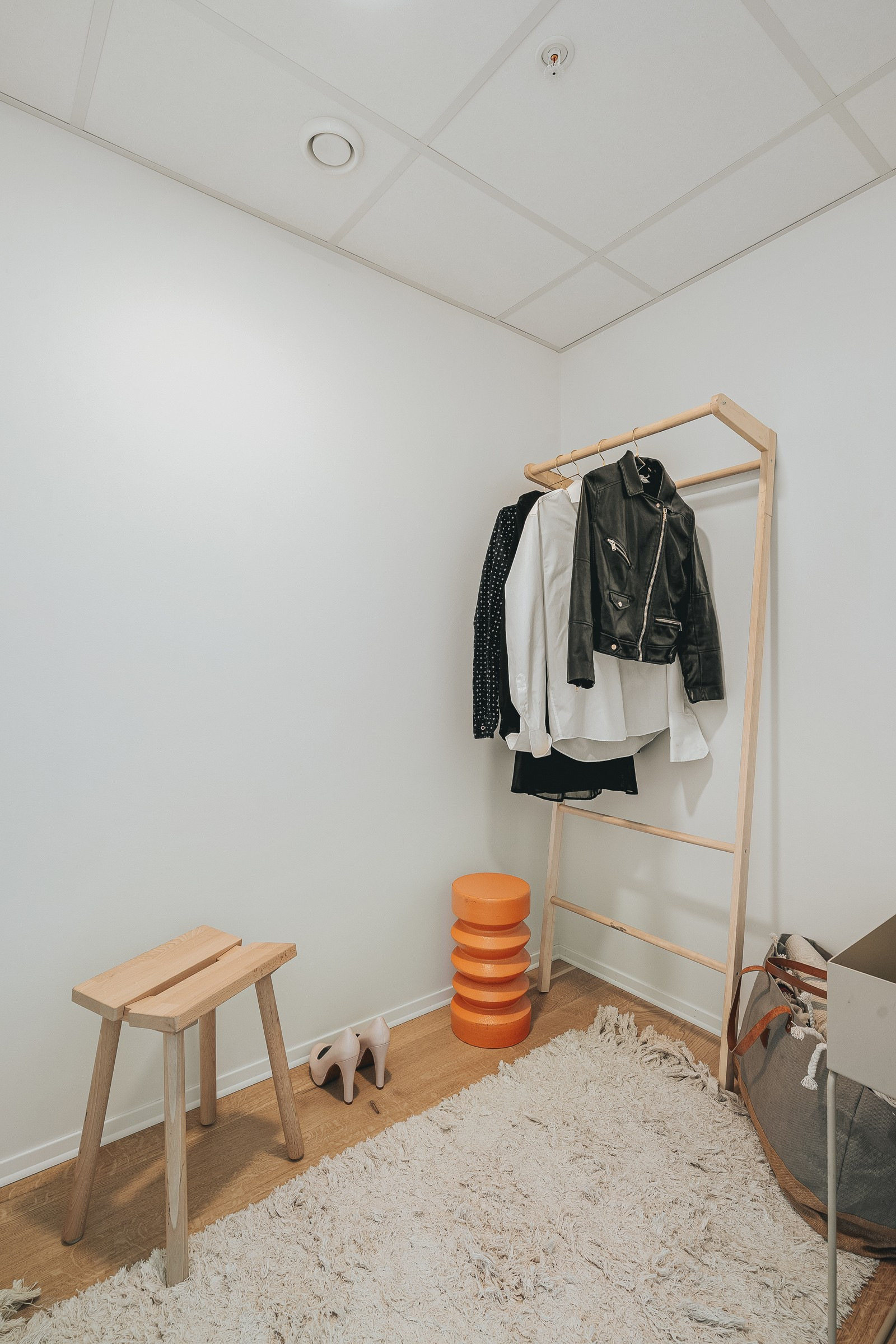 Walk-in closet tilknyttet hovedsoverom.