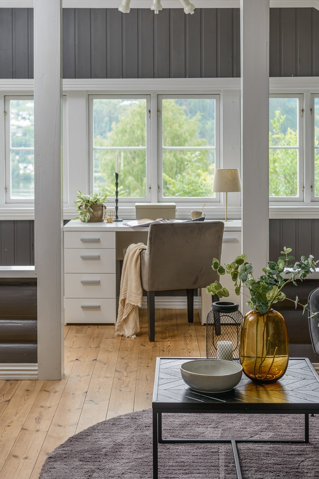 Stua i 2. etasje får inn rikelig med lys gjennom vinduene. Galleribilde