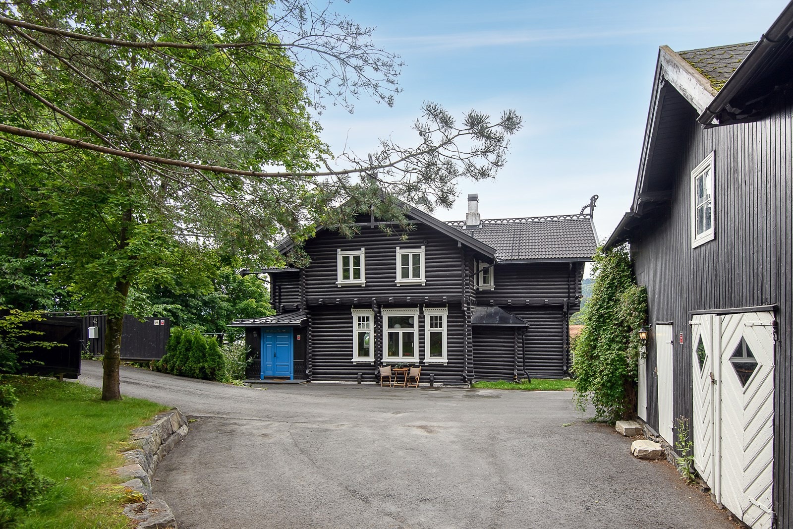 Romslig gårdsplass med gode parkeringsmuligheter. Galleribilde