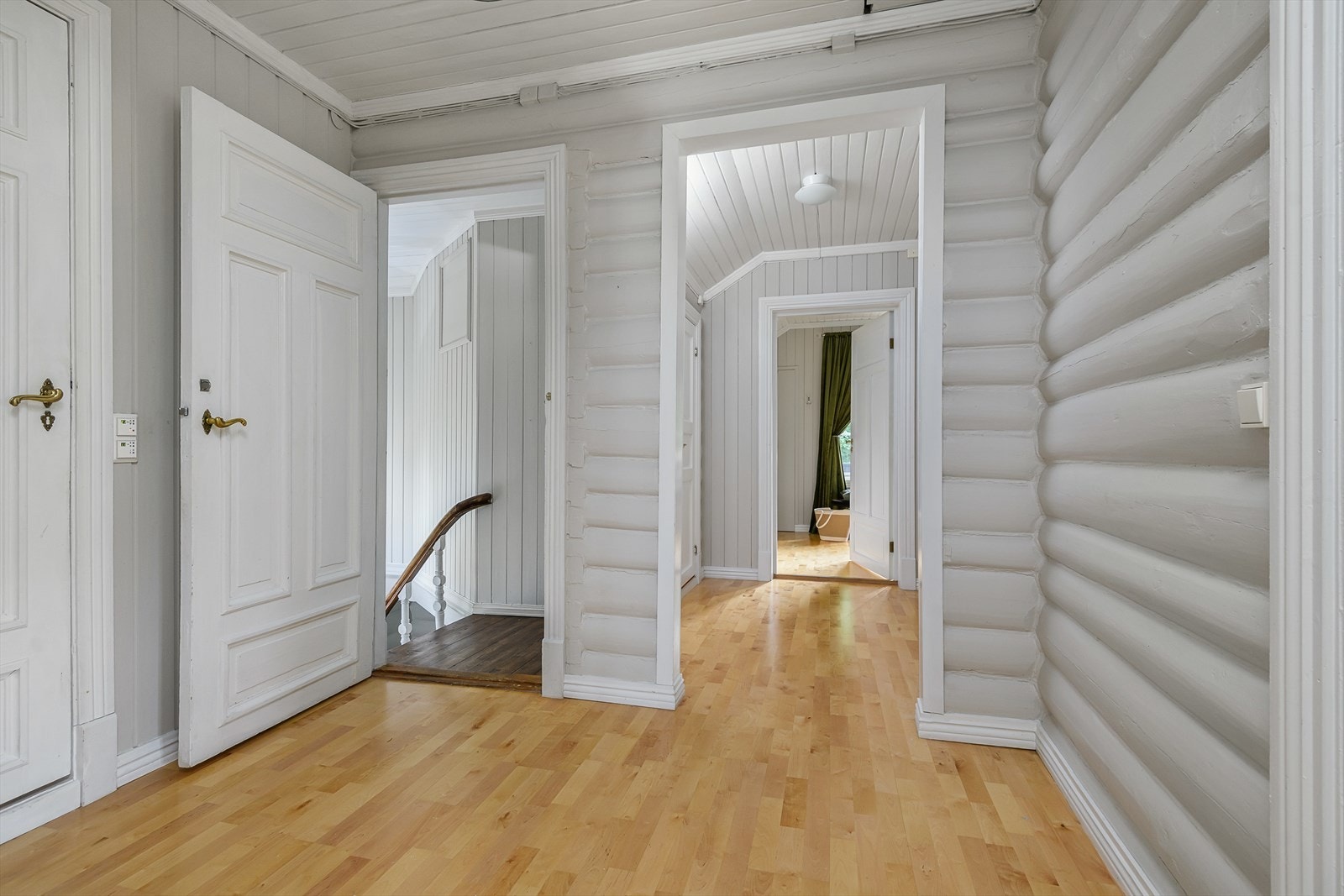 Bilde fra gang/trappegangen i 2. etasje. Her er det adkomst til stue, 4 soverom og 2 bad. Galleribilde