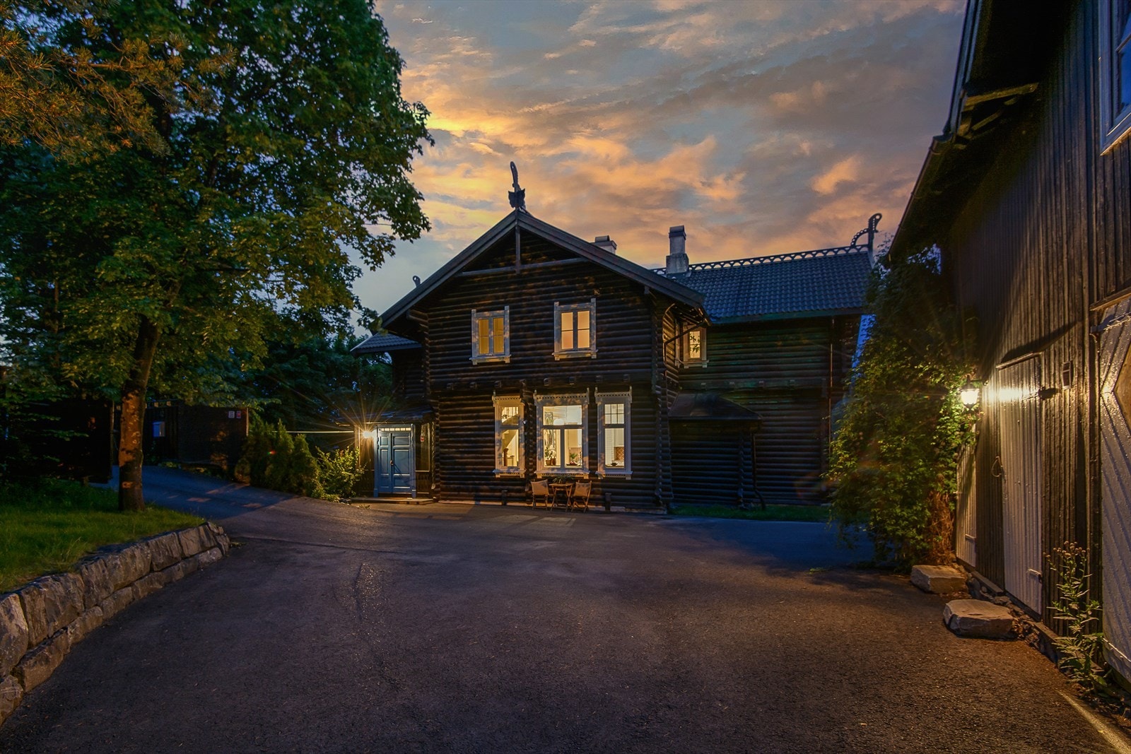Nydelig eiendom med særpreg, sjel og sjarm! Ligger sentrumsnært med flott utsikt til Mjøsa. Galleribilde