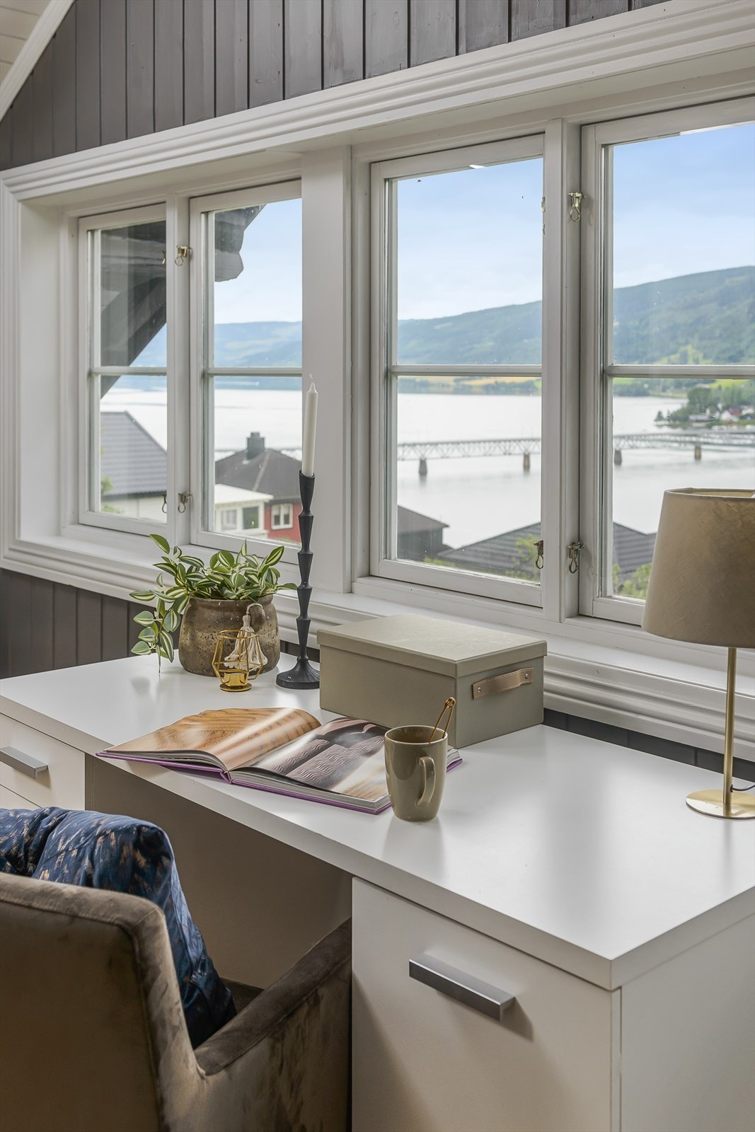 Fint arbeidsplass hjemme med svært flott Mjøsutsikt. Galleribilde
