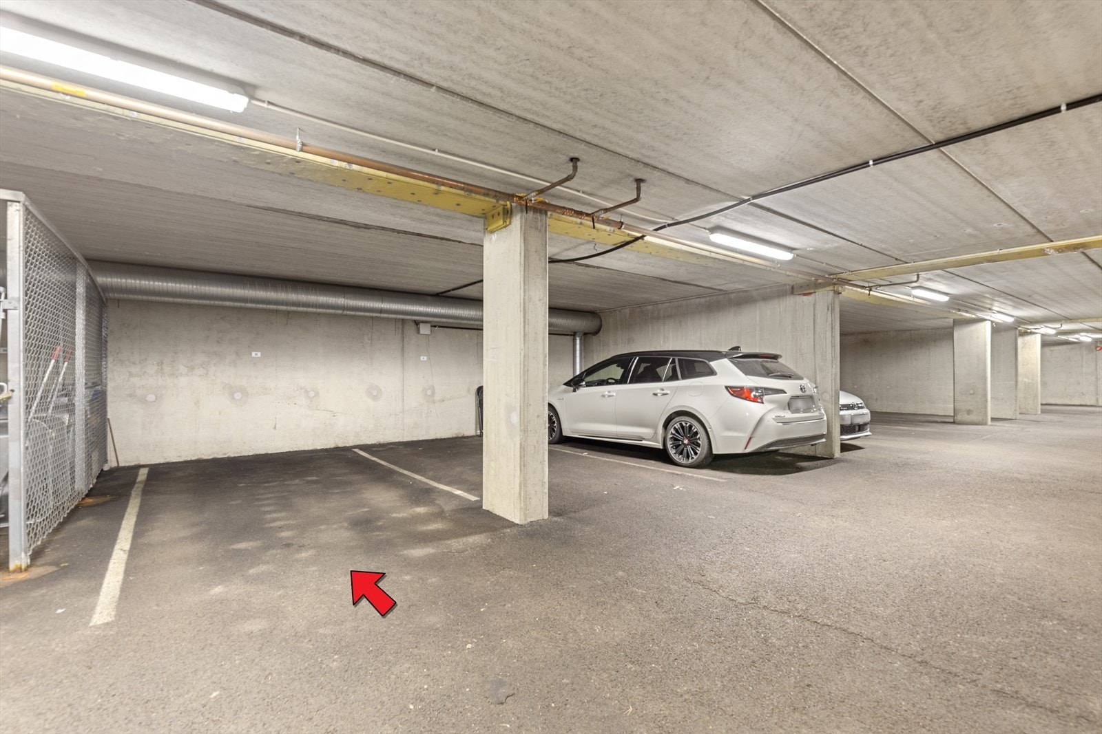 Det medfølger parkering i felles garasjeanlegg. Det er infrastruktur til elbillader i garasjeanlegget. Galleribilde