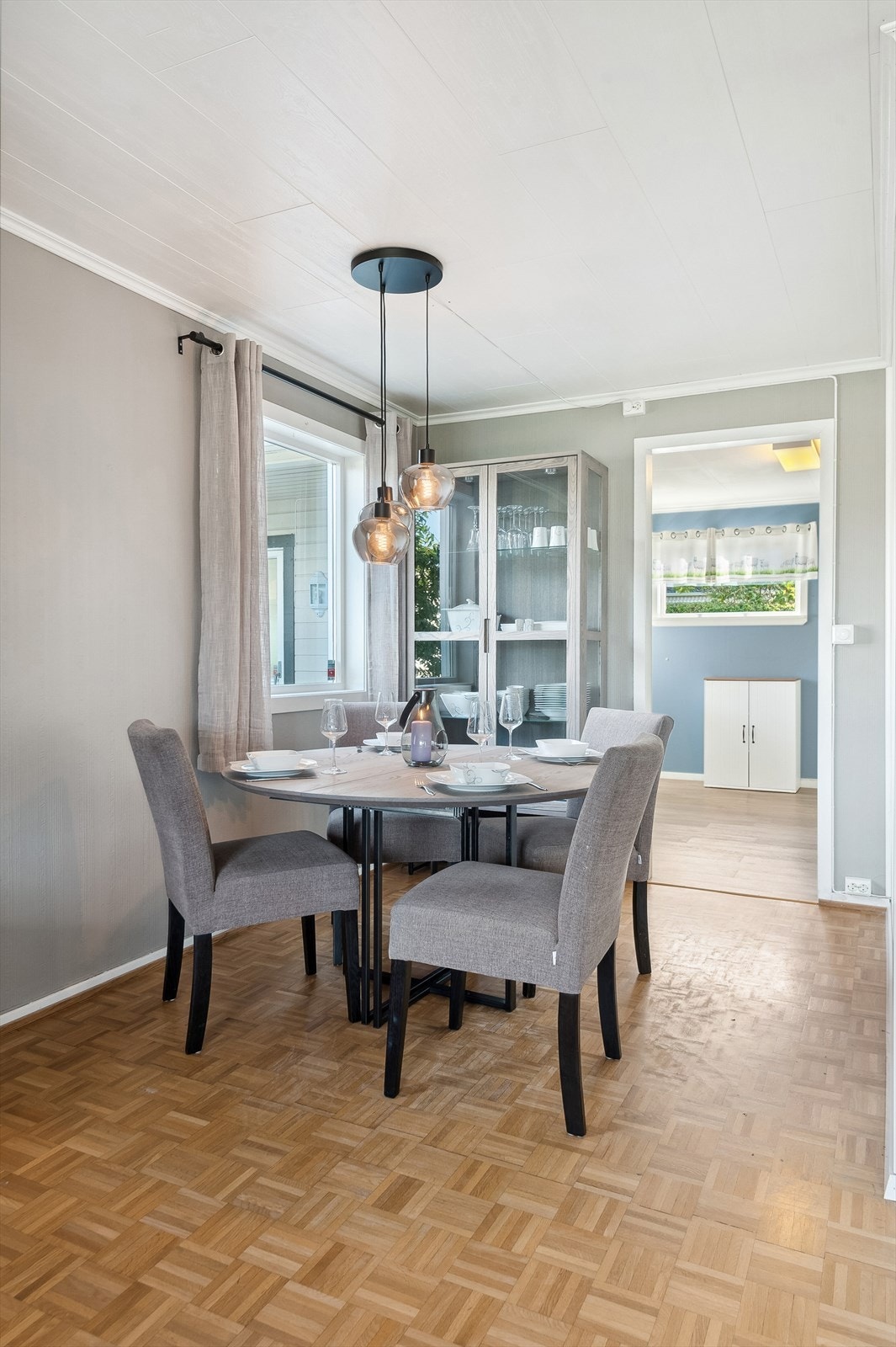 I stuen er det plass til både salong og stort spisebord Galleribilde