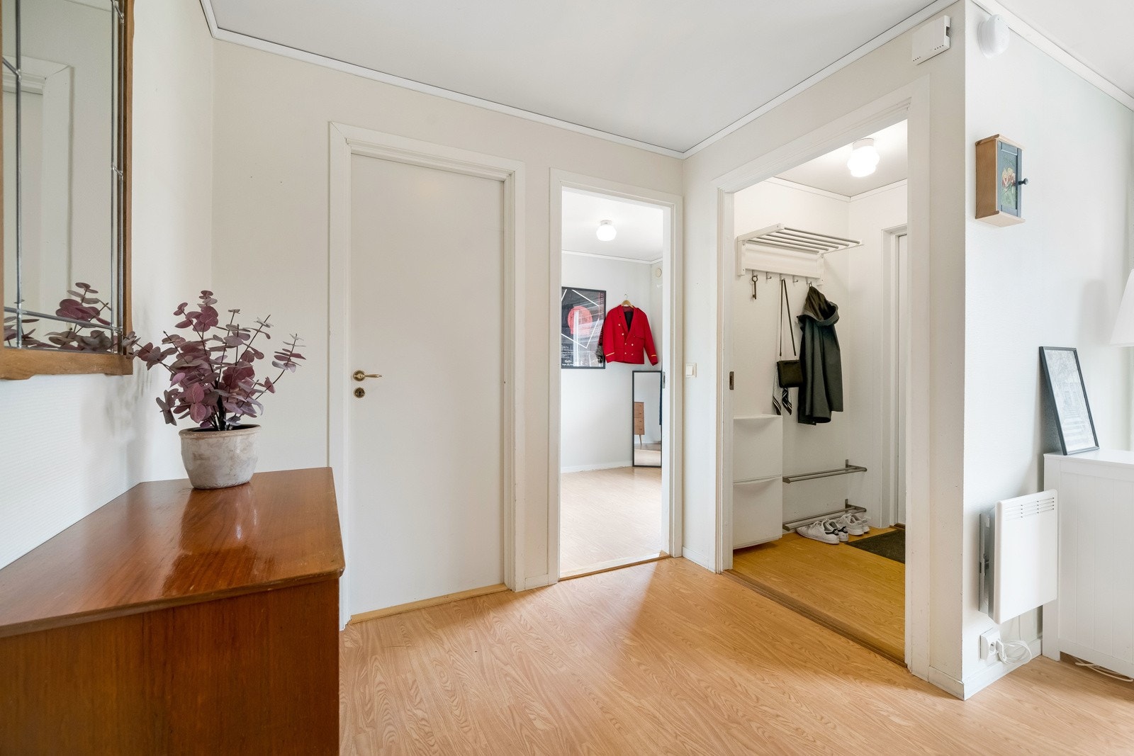 Inngangen er i første etasje. Her er det også en gjestedo, et soverom og en bod. Galleribilde
