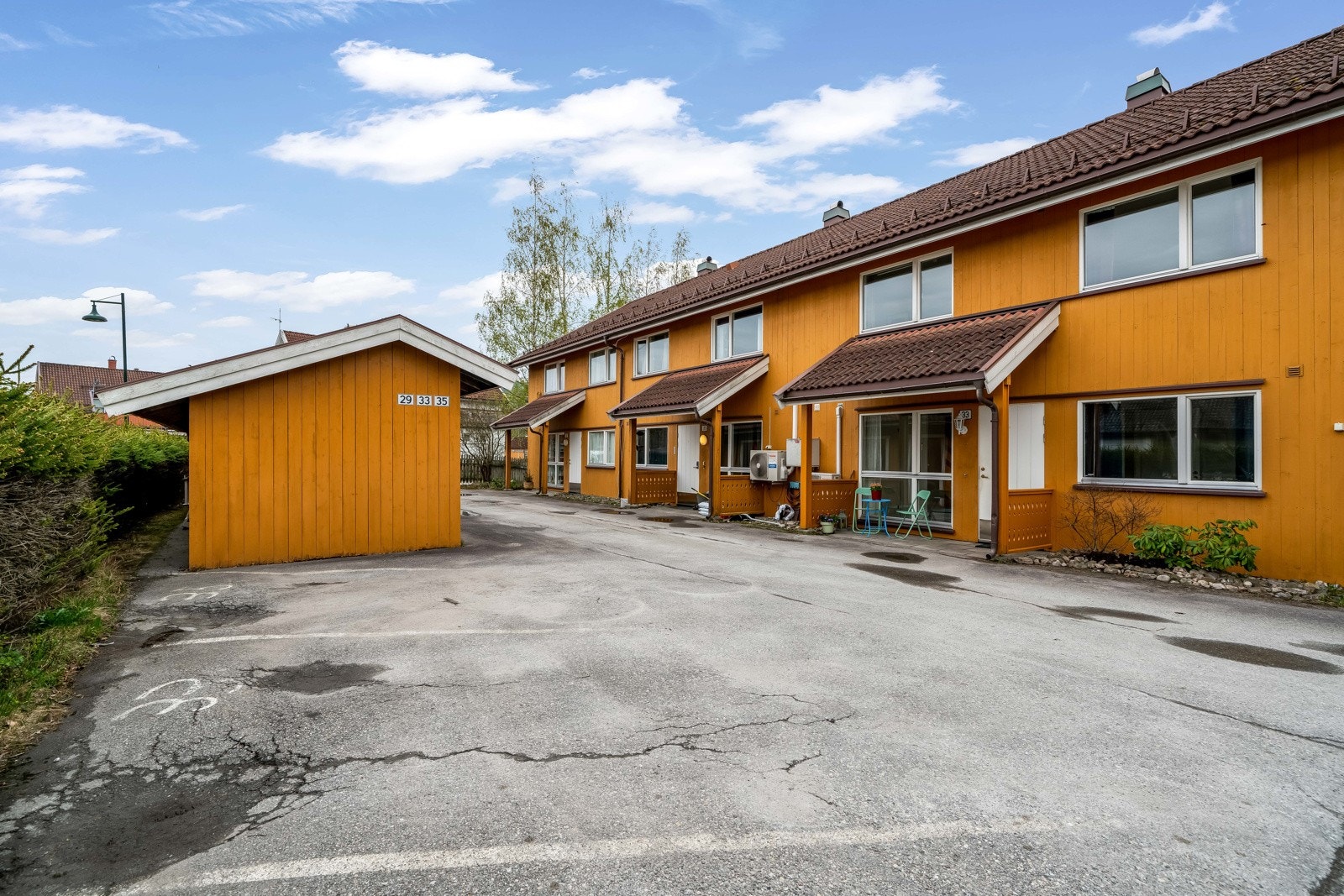 Foran leiligheten er det oppstillingsplass til bilen Galleribilde