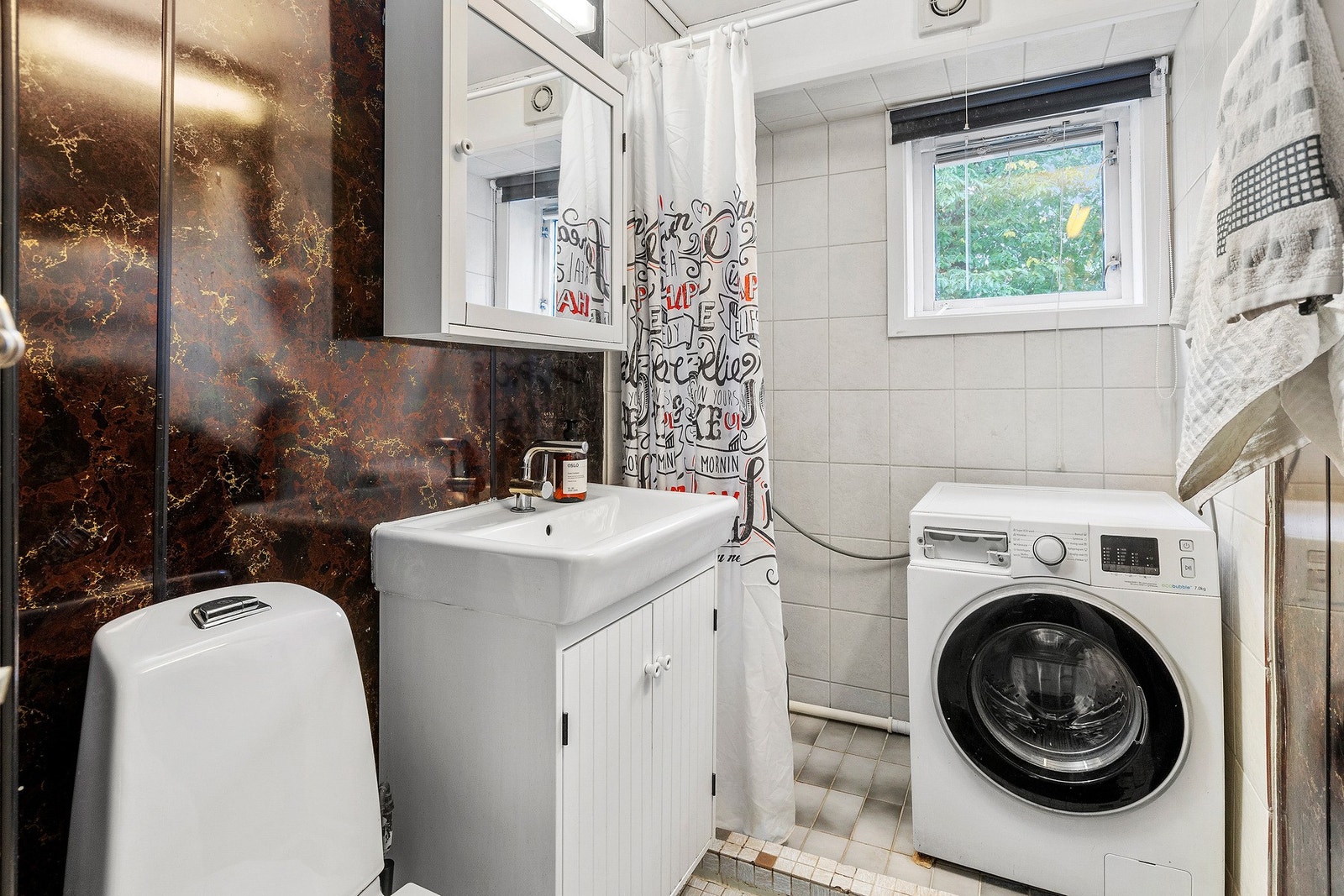 Badet måler 3,5 kvm og har varmekabler i gulv. Galleribilde