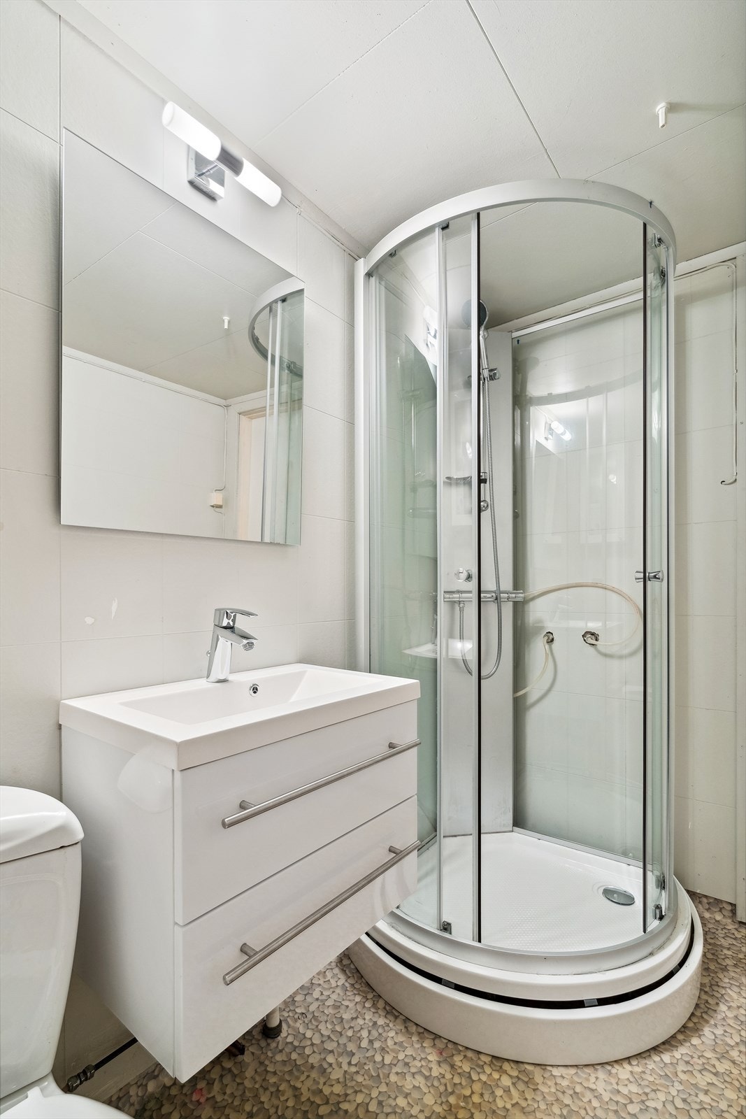 Badet inneholder: toalett, servant med innredning (nytt i 2019) og dusjkabinett (nytt i 2019). Galleribilde