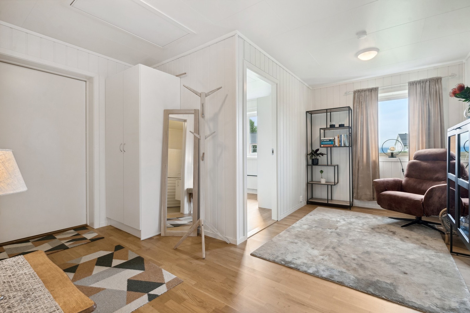 Stor entré/hall, eventuelt dele av for ekstra soverom i delen til høyre. Galleribilde