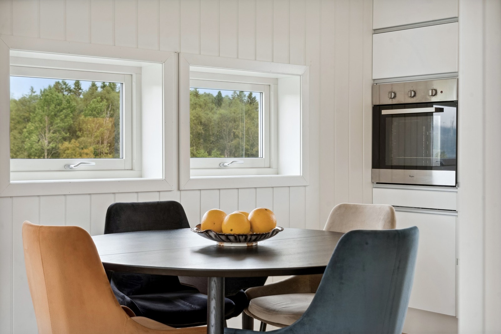 Åpen løsning til et tidløst og moderne kjøkken. Galleribilde