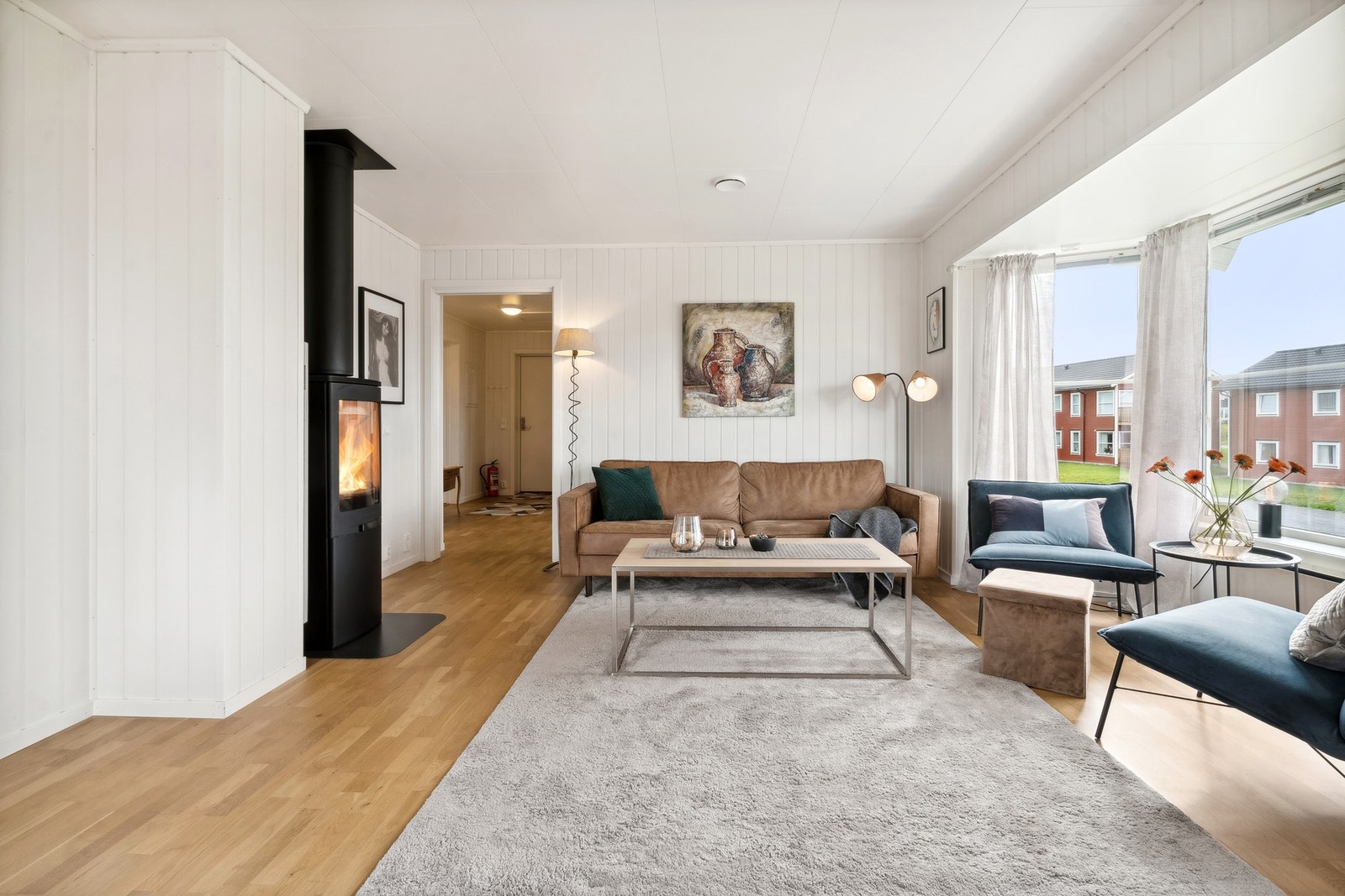 Her er parkett på gulv og plater på veggene. Tidløst som står seg godt. Galleribilde