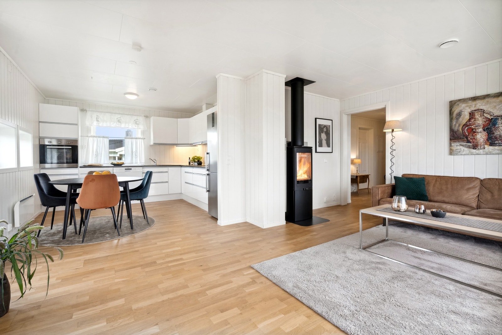 Deilig med vedfyring på de ekstra kalde dagene. Galleribilde