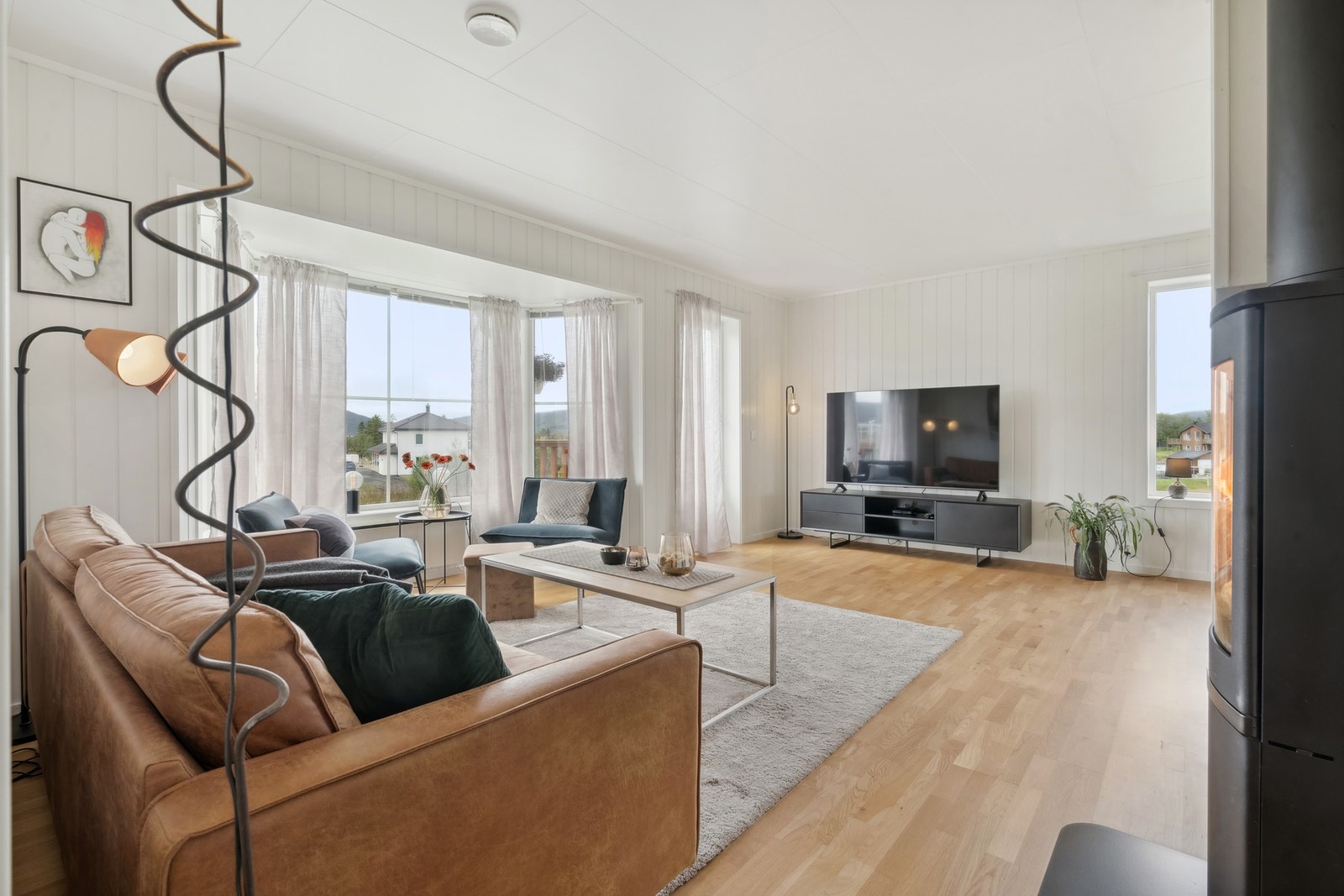 Leiligheten har vinduer på 3 sider, noe som gjør at du får både sol og dagslys inn. Galleribilde