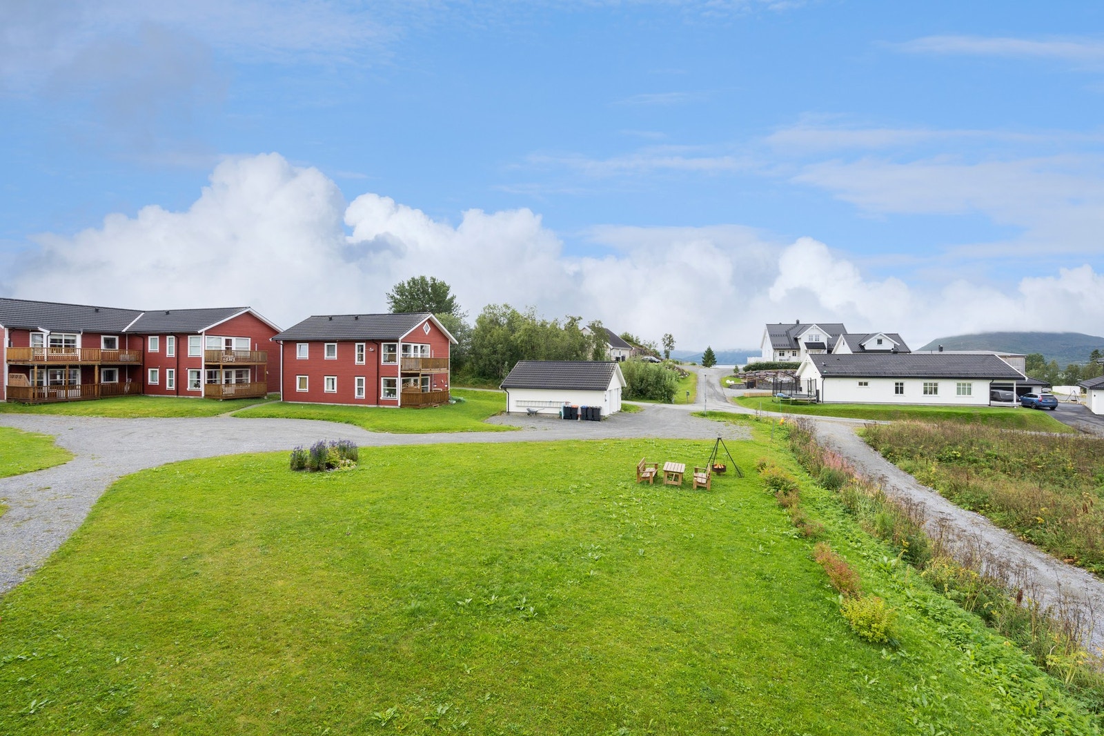 Fellesområder med benker og bålpanne. Galleribilde