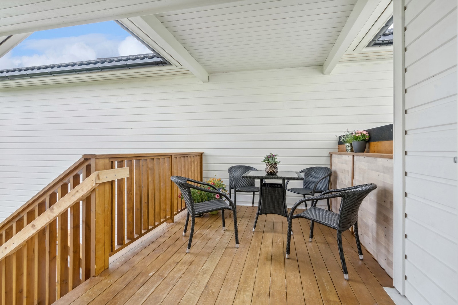 "Privat" inngangsparti med plass for sittegruppe under tak. Galleribilde