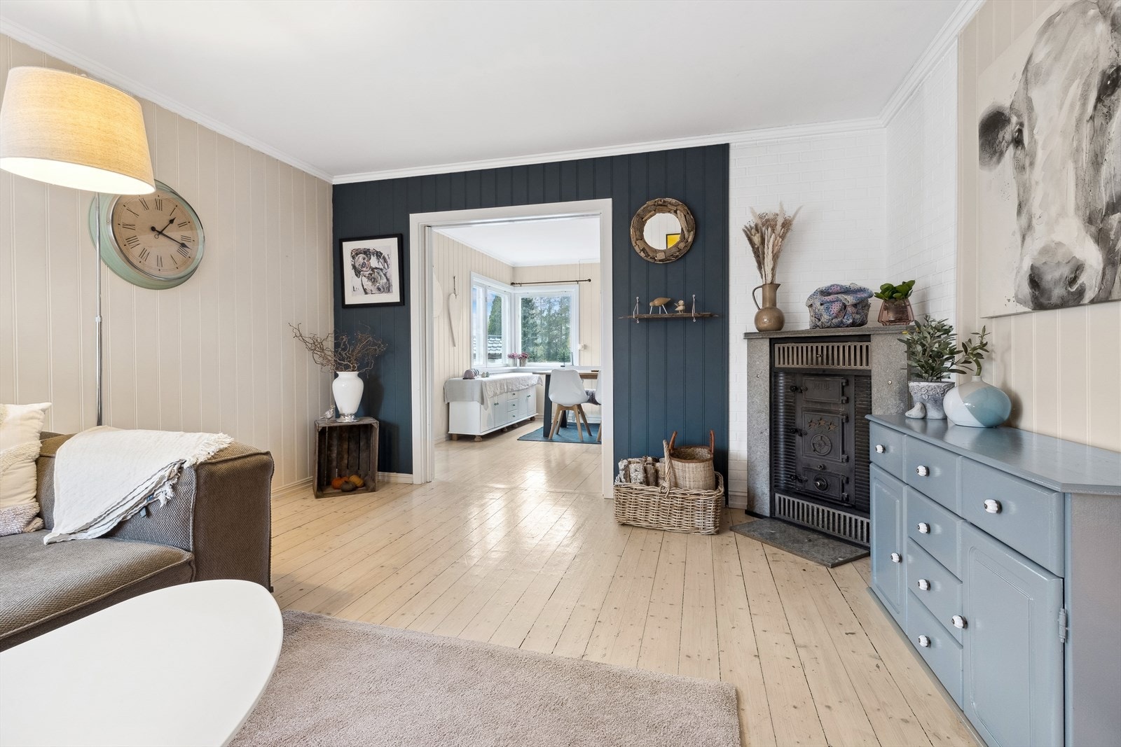 Hovedstuen er av god størrelse med god plass til en hyggelig sofagruppe og ønsket medie-/oppbevaringsmøblement. Galleribilde