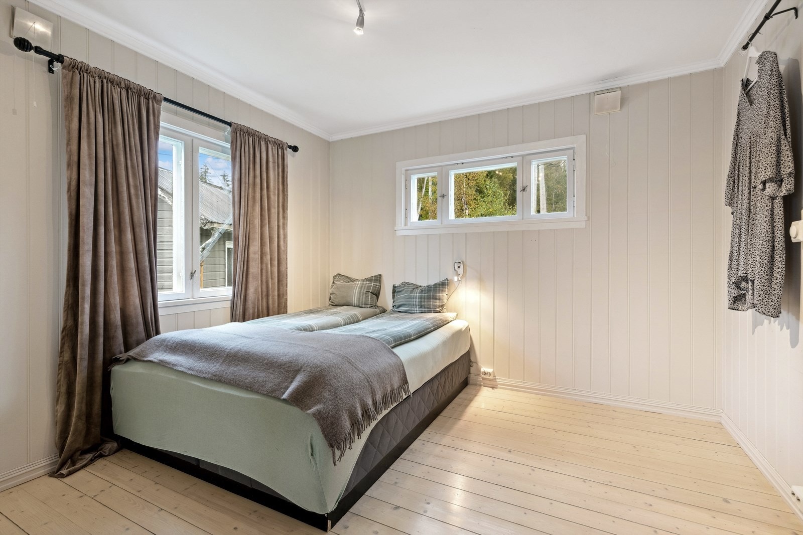 Soverommet er av god størrelse med plass til en stor dobbeltseng, tilhørende nattbord og garderobe. Galleribilde