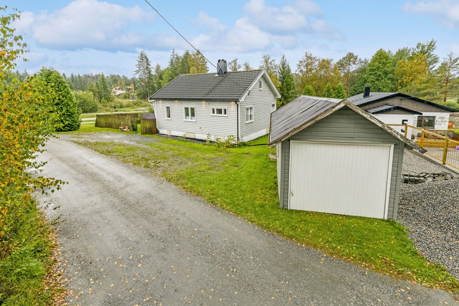 Parkering i garasje med bod i bakkant - forøvrig rikelig med parkeringsplass på eiendommen. Galleribilde
