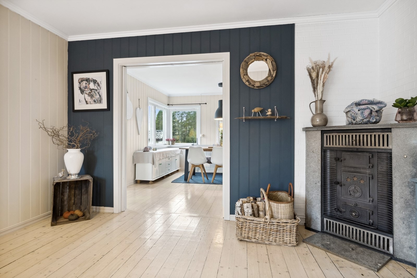 I stuen finner du en vedovn som sørger for ekstra hygge og varme på kalde dager. Galleribilde