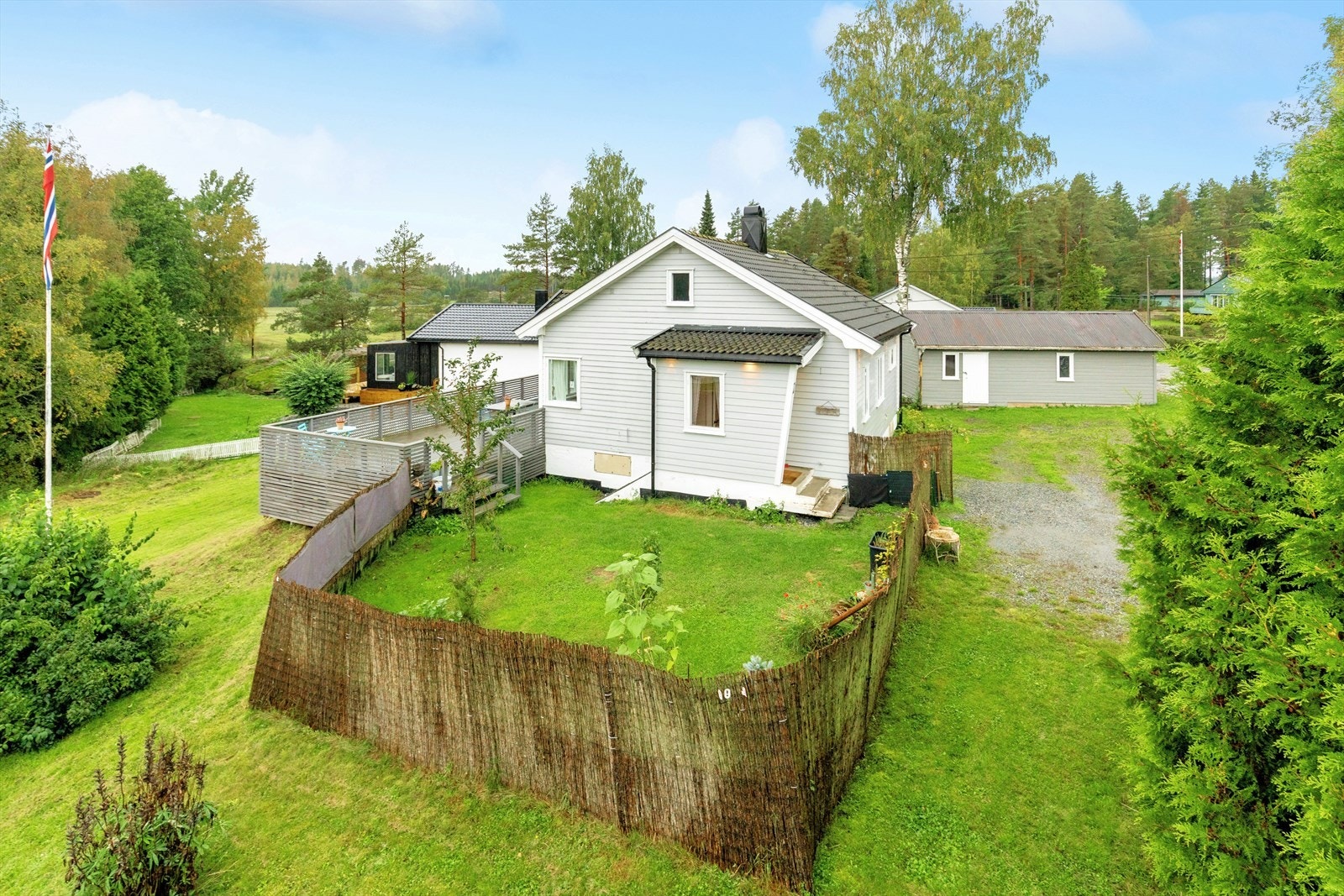 Enebolig oppført i 1946 over 3 plan med romslig tomt, hage og idyllisk beliggenhet i Holbøl. Galleribilde