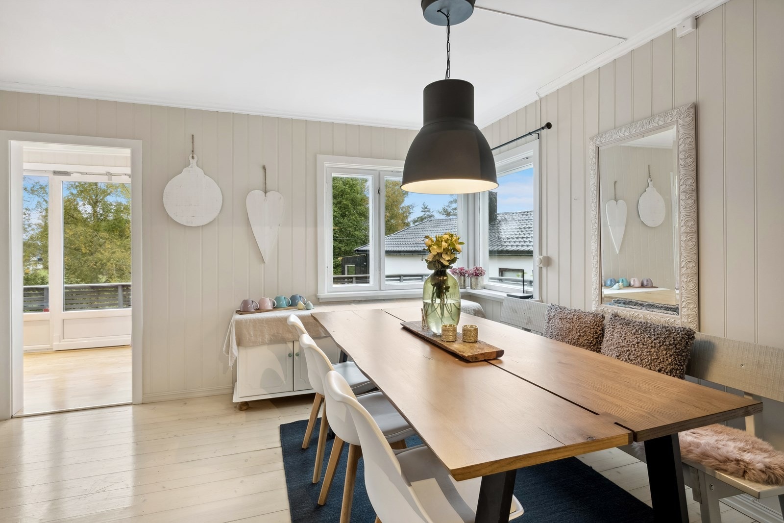 I stuene er det store vindusflater som slipper inn godt med lys å skaper en luftig og fin atmosfære. Galleribilde