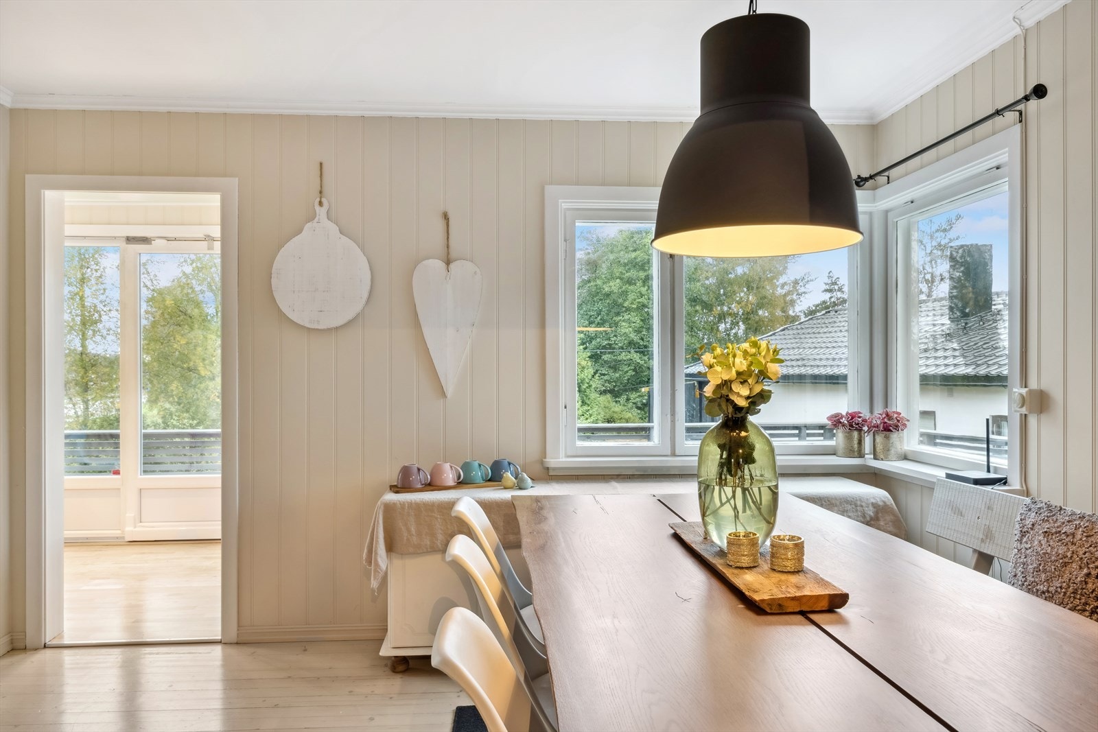 For ekstra kos og hygge kan man gå videre ut til boligens vinterstue. Galleribilde