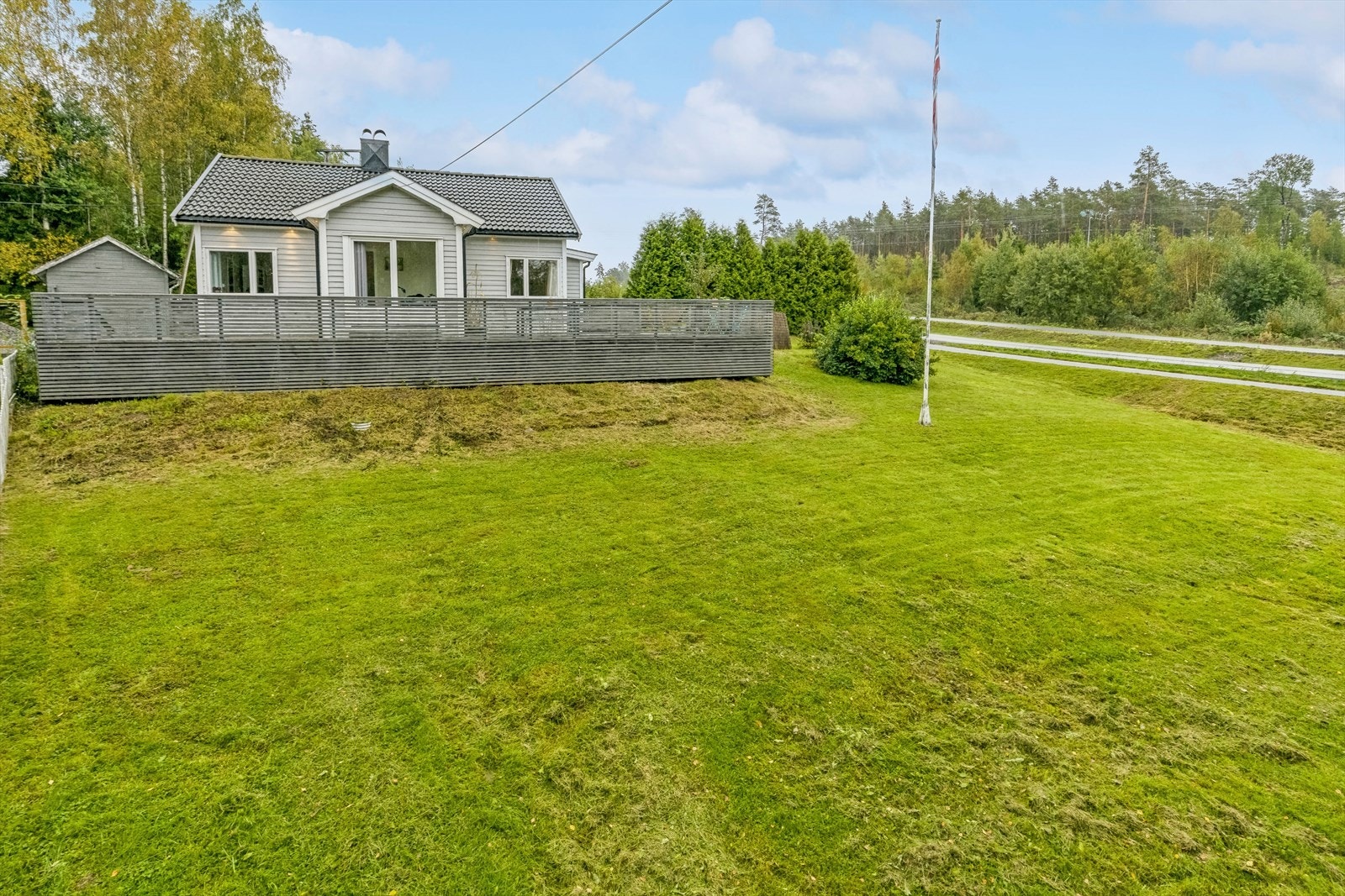 Solrik, hellende og barnevennlig eiendom med mye boltreplass for hele familien. Galleribilde
