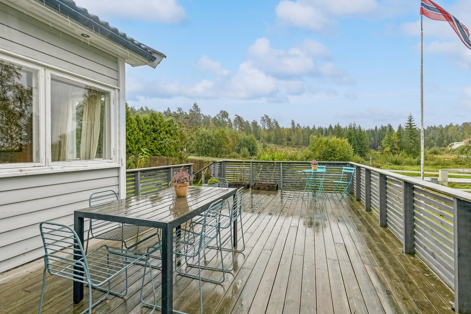 Fra boligens vinterhage med adkomst ut til en sørvestvendt terrasse på ca. 58 kvm. Galleribilde