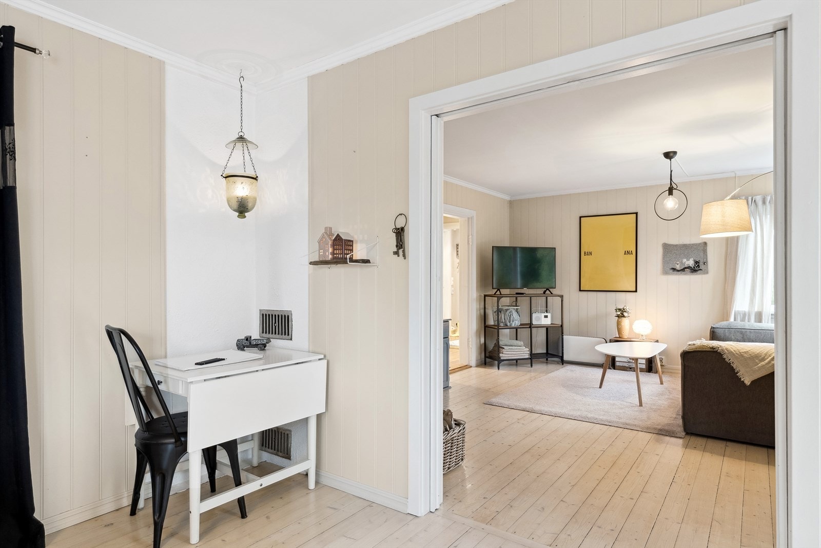 Boligen er bygget etter standarden fra byggeåret og oppgraderinger er påregnelig i tiden som kommer. Galleribilde