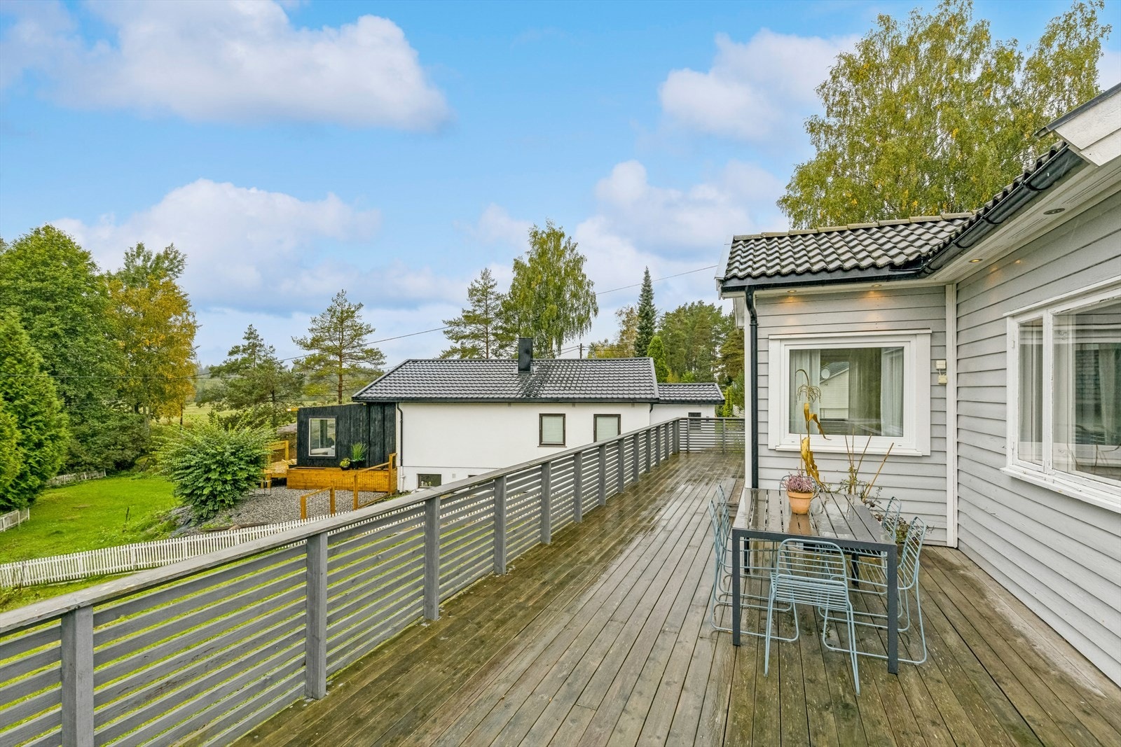 Fra terrassen kommer man videre ut til den den store hagen som er til glede for både store og små. Galleribilde