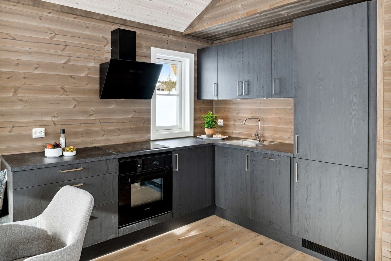 Kjøkken med hvitevarer. Galleribilde