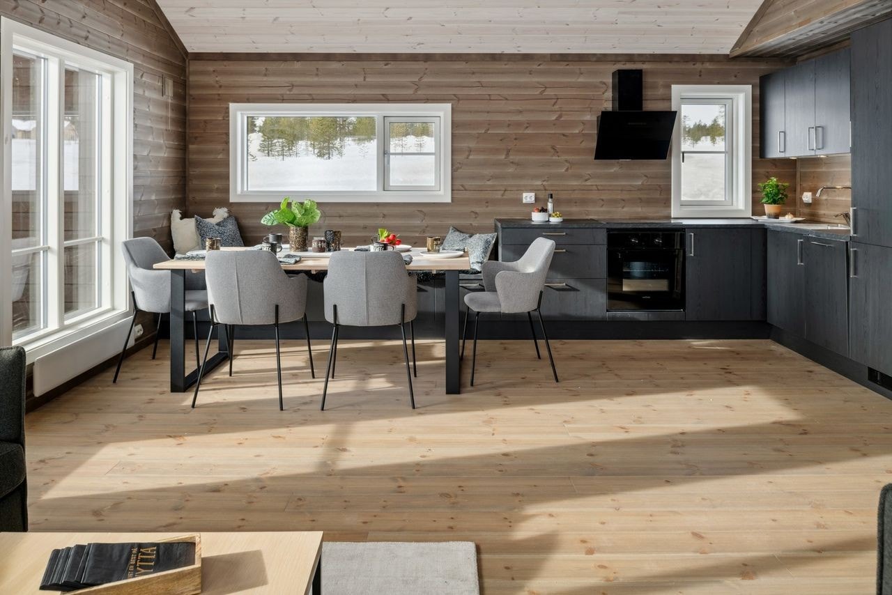 Spisebord mot benk Galleribilde